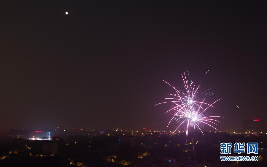 Праздник фонарей в Пекине: фейерверки и бурное ликование на фоне сильного загрязнения