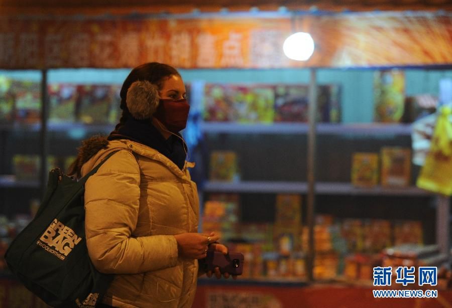 Праздник фонарей в Пекине: фейерверки и бурное ликование на фоне сильного загрязнения
