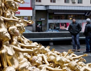 В Украине: 99 «золотых человек» сменили бывший памятник Ленину