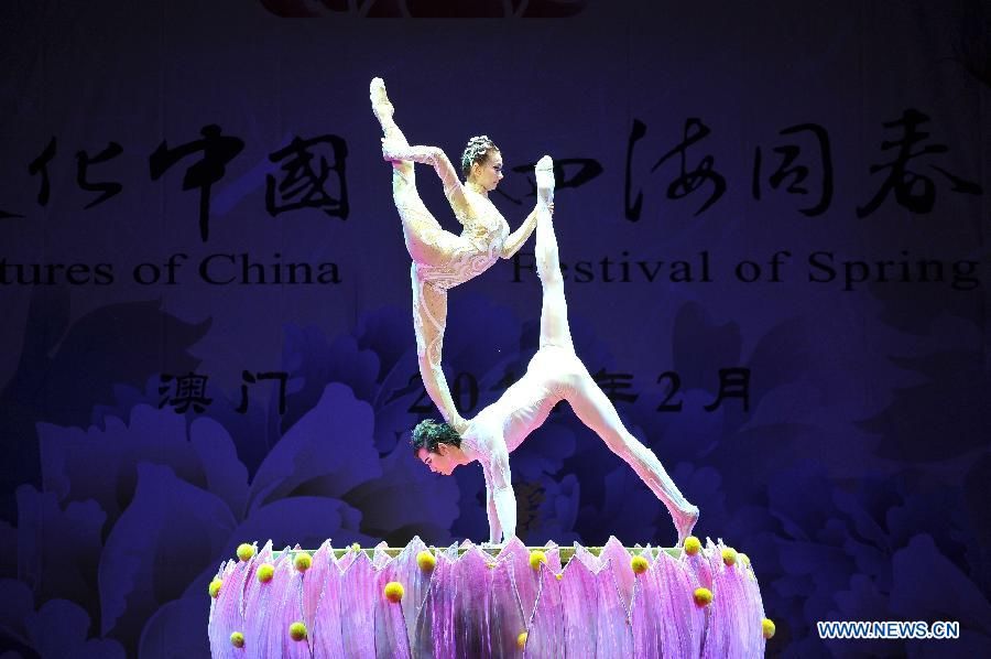 Китайская цирковая труппа дала представление в Аомэне