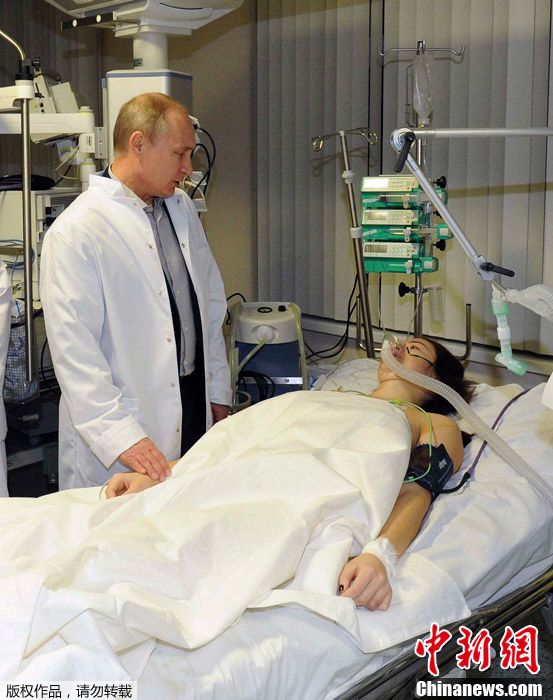 Владимир Путин навестил российскую фристайлистку, получившую травму во время тренировки на Олимпиаде