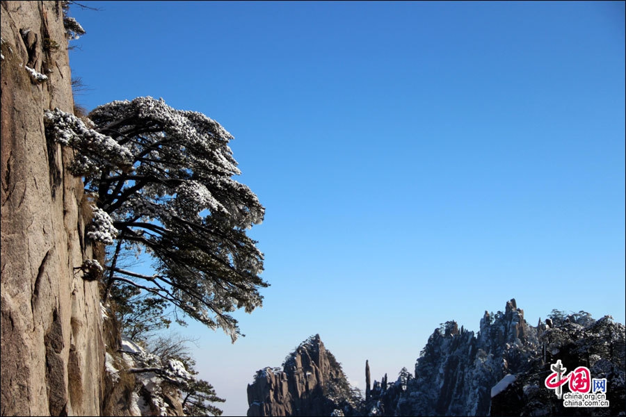 Горы Хуаншань под весенним снегом