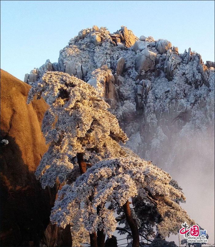 Горы Хуаншань под весенним снегом
