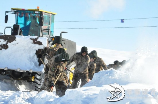 СУАР: Солдаты НОАК помогают местным жителям спасти скот от снега