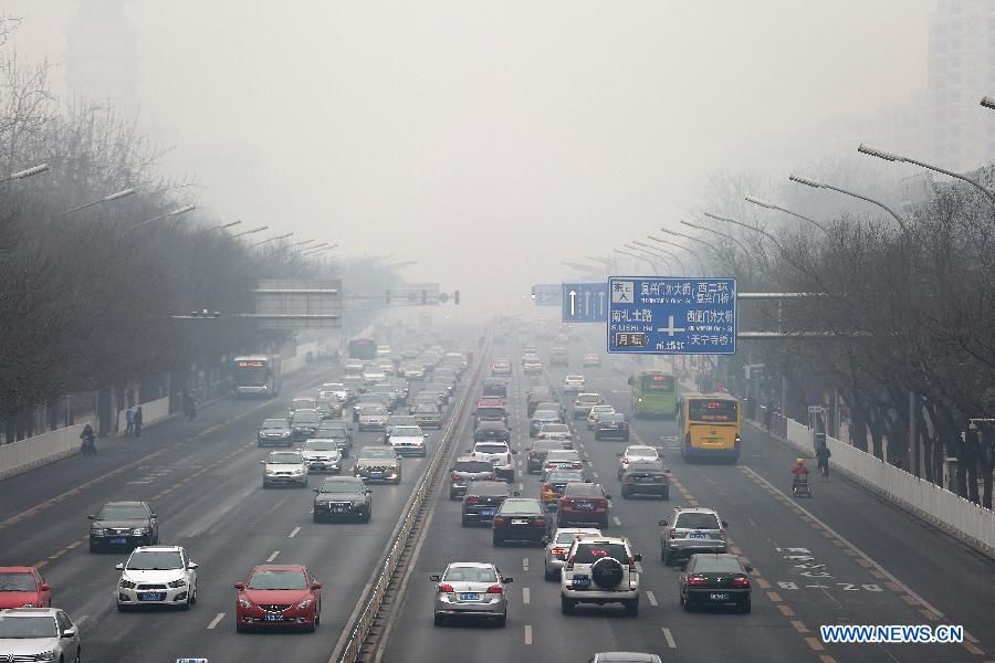 В столице Китая снова объявлен 'оранжевый' уровень опасности в связи с серьезным загрязнением воздуха