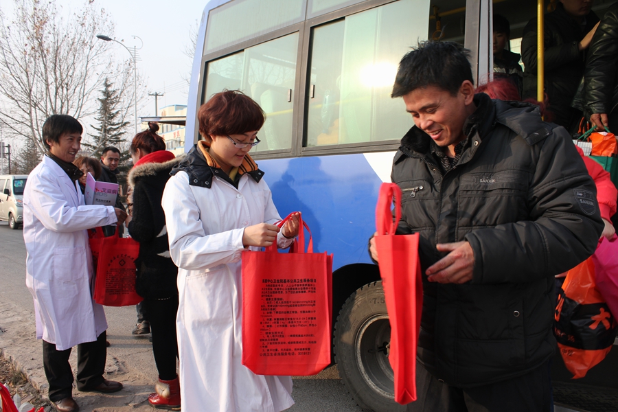 Уезд Июань провинции Шаньдун: здравоохранение крестьян-рабочих, вернувшихся домой на Праздник Весны