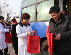 Уезд Июань провинции Шаньдун: здравоохранение крестьян-рабочих, вернувшихся домой на Праздник Весны