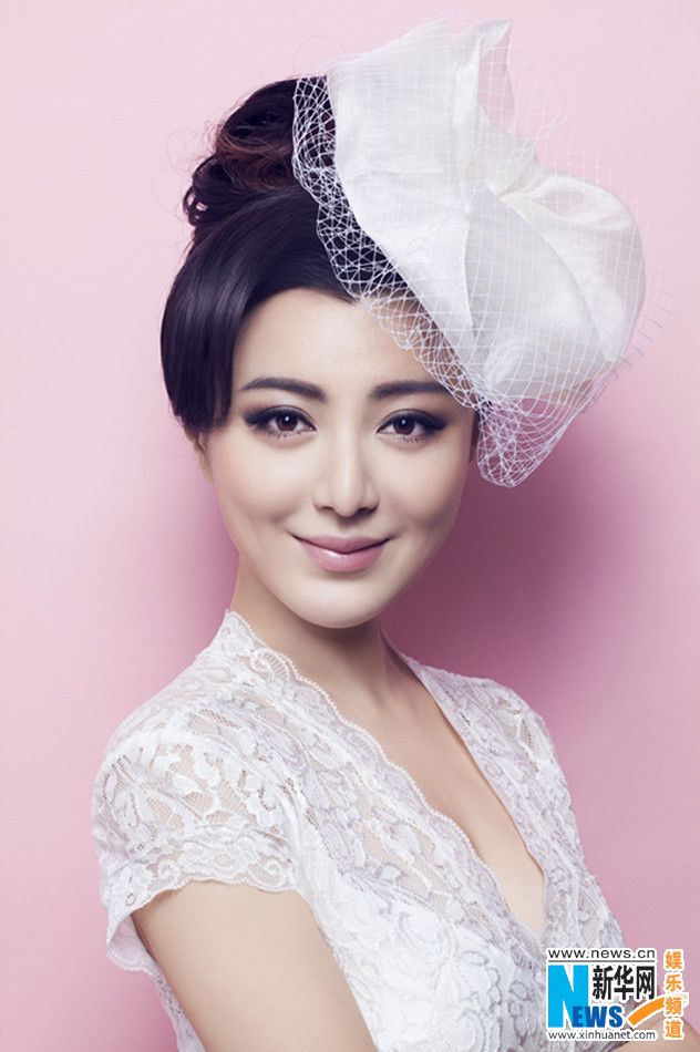 Актриса Чэнь Тинцзя в свадебном платье