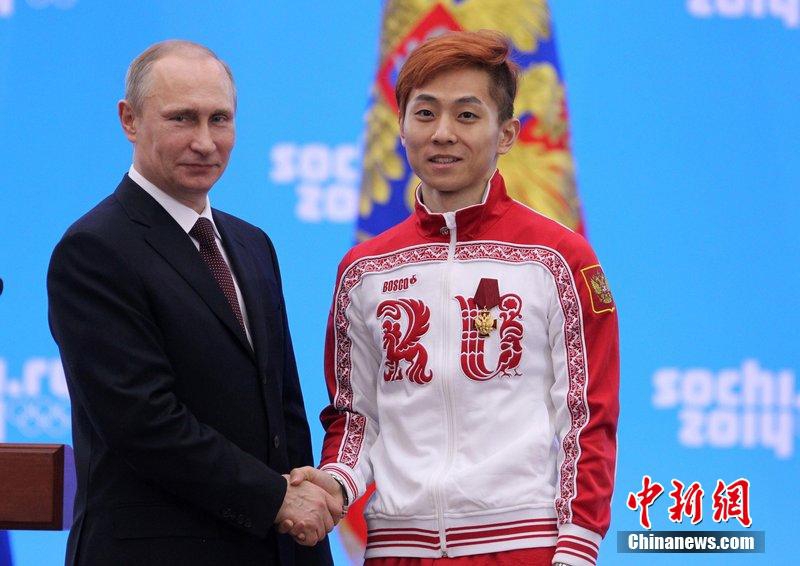 В. Путин вручил награды спортменам, завоевавшим медали на Зимней олимпиаде в Сочи