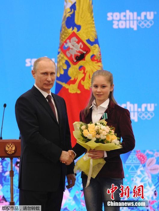 В. Путин вручил награды спортменам, завоевавшим медали на Зимней олимпиаде в Сочи