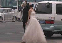 Влюбленные пары в Пекине снимаются для свадебной фотосессии в противогазах 