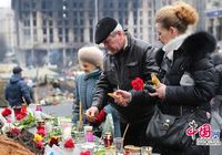 Украинцы почтили память погибших на площади Независимости 