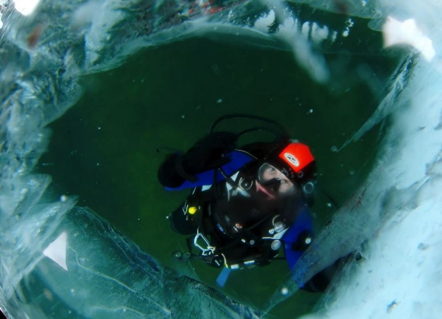 Украинский фотограф заснял подводный мир Байкала зимой 