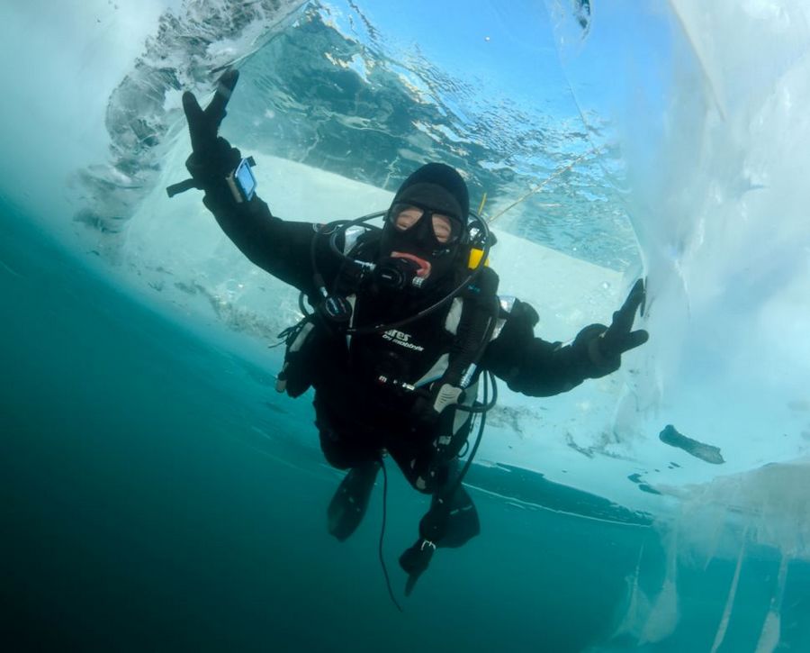 Украинский фотограф заснял подводный мир Байкала зимой 
