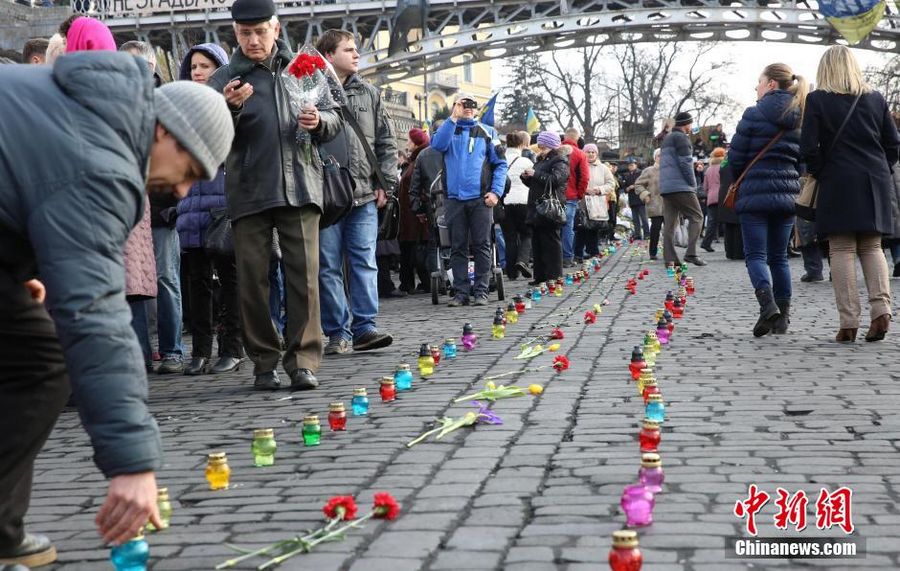 24 февраля на площади Независимости в Киеве народ свечами выложил дорожку, которую наполнили цветами, в знак соболезнования жертвам на Евромайдана. 
