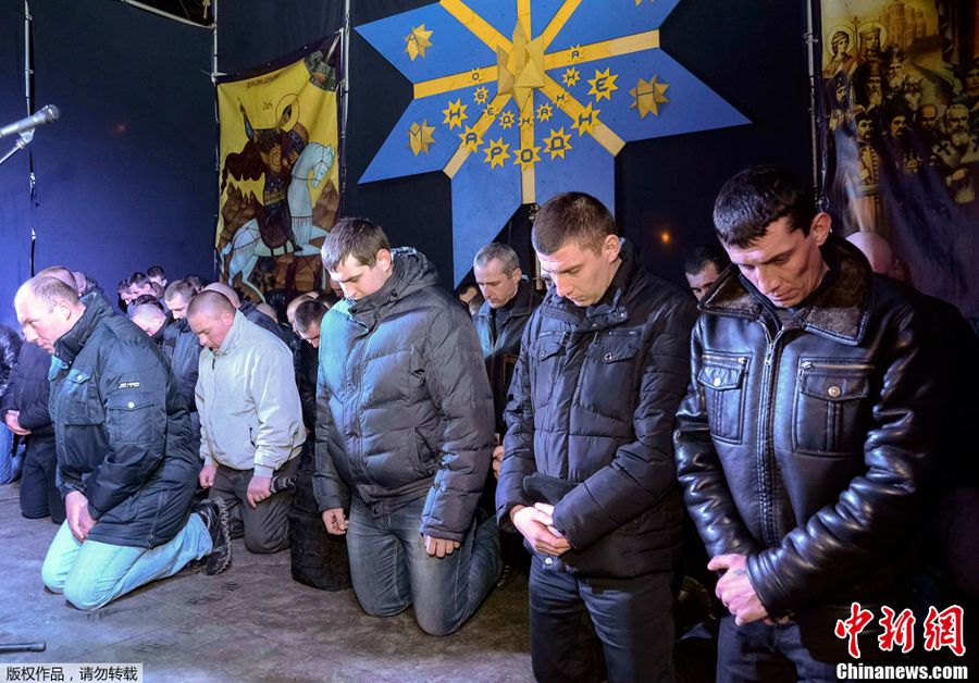 24 февраля на митинге в центре украинского города Львов, местные «беркутовцы» просили прощения на коленях у народа за содеянное во время подавления антиправительственных протестов в Киеве, однако они заявили, что не избивали протестующих.