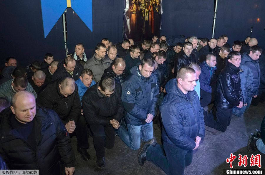 24 февраля на митинге в центре украинского города Львов, местные «беркутовцы» просили прощения на коленях у народа за содеянное во время подавления антиправительственных протестов в Киеве, однако они заявили, что не избивали протестующих.