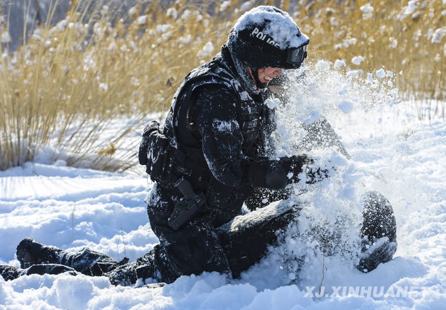 ОМОН Синьцзяна провел тренировку в снегу