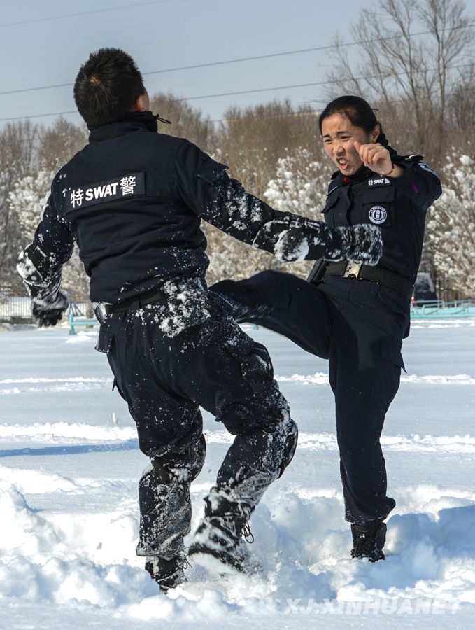 ОМОН Синьцзяна провел тренировку в снегу