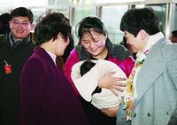 Молодая мама-депутат ВСНП из провинции Цзянсу прибыла для участия во второй сессии ВСНП 12-го созыва с месячным ребенком