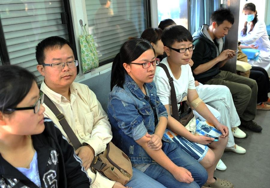 2 марта многие жители г.Куньмин инициативно приезжали в городские пункты сдачи крови, чтобы поддержать и передать пожелания о скором выздоровлении пострадавшим во время террористического акта на вокзале г.Куньмин.
