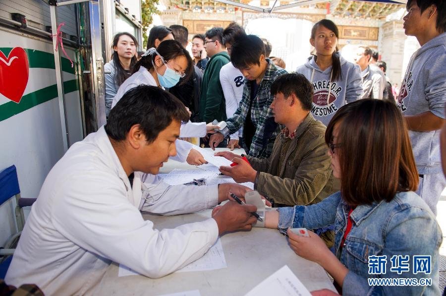 2 марта многие жители г.Куньмин инициативно приезжали в городские пункты сдачи крови, чтобы поддержать и передать пожелания о скором выздоровлении пострадавшим во время террористического акта на вокзале г.Куньмин.
