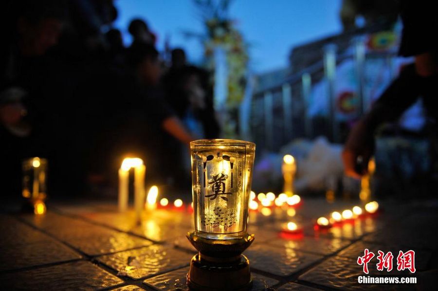 2 марта многие жители города собрались у статуи быка на площади перед вокзалом г.Куньмин, чтобы возложить цветы, зажечь свечи и помолиться за души тех, кто стал жертвой террористического нападения. 