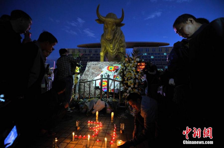 2 марта многие жители города собрались у статуи быка на площади перед вокзалом г.Куньмин, чтобы возложить цветы, зажечь свечи и помолиться за души тех, кто стал жертвой террористического нападения. 