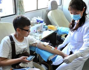 Жители Куньмина после теракта сдают кровь для раненных