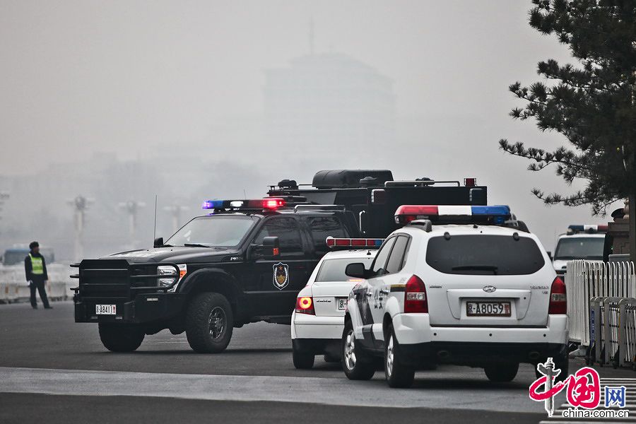 На площади Тяньаньмэнь усилены меры обеспечению безопасности сессий ВСНП и ВК НПКСК
