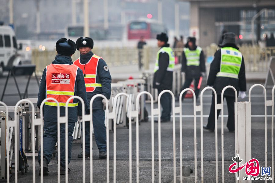 На площади Тяньаньмэнь усилены меры обеспечению безопасности сессий ВСНП и ВК НПКСК