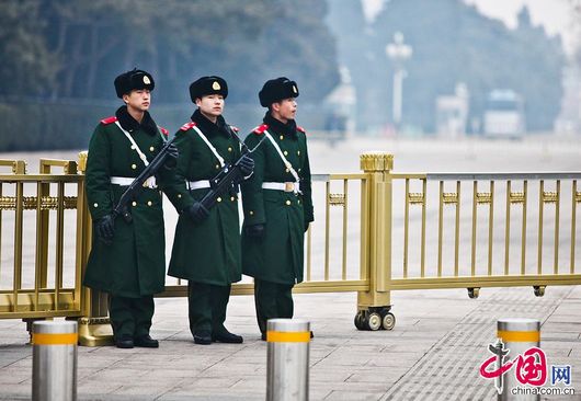 На площади Тяньаньмэнь усилены меры обеспечению безопасности сессий ВСНП и ВК НПКСК