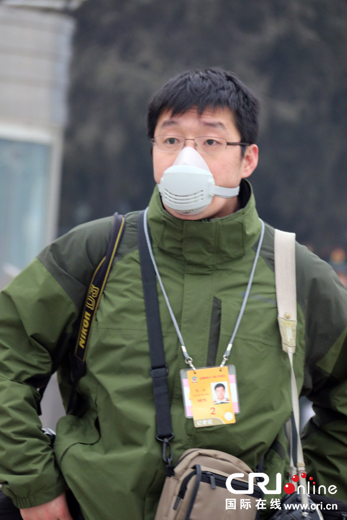 3 марта в Пекине открылась 2-я сессия ВК НПКСК 12-ого созыва. В этот день Пекин снова окутал смог. Многие журналисты на площади Тяньаньмэн брали интервью у членов ВК НПКСК в масках.
