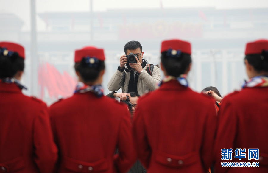 http://news.xinhuanet.com/photo/2014-03/03/126214934_13938347647081n.jpg