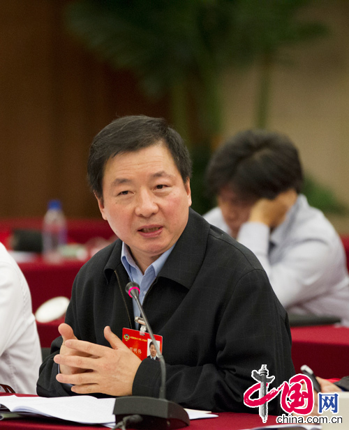 На фото: Член ВК НПКСК Чжоу Минвэй участвует в групповом обсуждении.