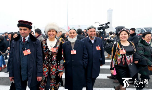 Сессии ВСНП и ВК НПКСК: на площади Тяньаньмэнь показали видеоролик «Синьцзян – прекрасное место» 