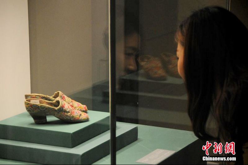 В Урумчи выставлены туфли на каблуке, которые носили уйгуры в династии Цин