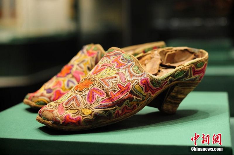 В Урумчи выставлены туфли на каблуке, которые носили уйгуры в династии Цин