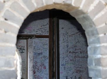 На участке Великой Китайской стены установлена зона граффити для туристов 