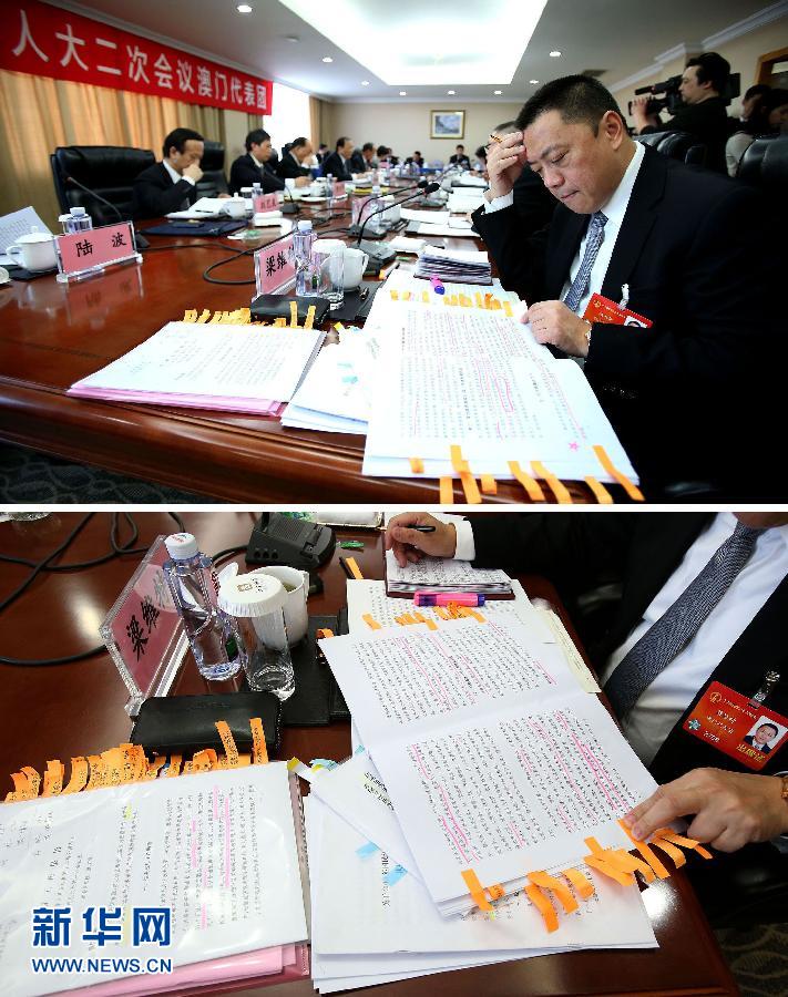 Для того, чтобы подчеркнуть важные моменты, депутат Лян Вэйт красной ручкой сделал заметки в Докладе о работе правительства и приклеил множество закладок-памяток.