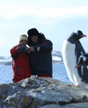 Пекинская пара сыграла свадьбу в Антарктике и получила поздравления политиков многих стран по Интернету