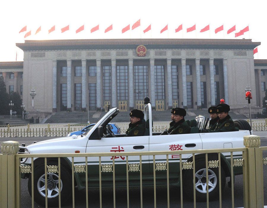 Пекин, 11 марта 2014 года, несмотря на то, что вторая сессия ВСНП и ВК НПКСК 12-ого созыва уже подходят к концу, военная полиция и отряды полиции спецназначения продолжают дежурство на площади Тяньаньмэнь и в ее окружении. 
