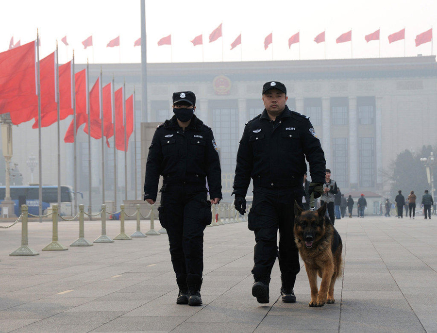 Пекин, 11 марта 2014 года, несмотря на то, что вторая сессия ВСНП и ВК НПКСК 12-ого созыва уже подходят к концу, военная полиция и отряды полиции спецназначения продолжают дежурство на площади Тяньаньмэнь и в ее окружении. 