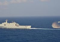 Десантный корабль 'Цзинганшань' ВМС Китая прибыл в акваторию, где была потеряна связь с малайзийским самолетом