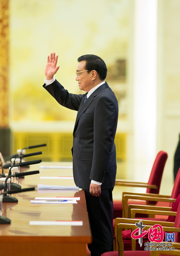 Жестикуляция премьера Ли Кэцяна на встрече с журналистами
