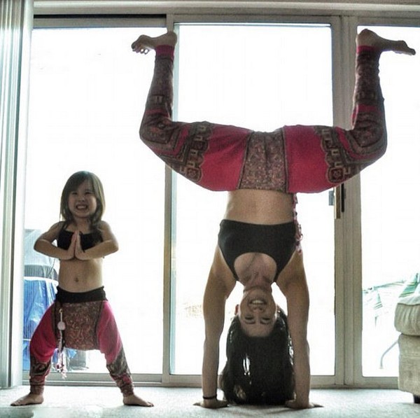 Любители йоги из США: мать и дочь получили огромную популярность в сети