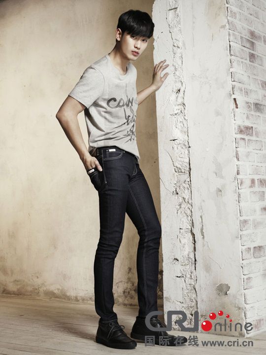 Южнокорейский звезда Ким Су Хён в рекламе джинсов