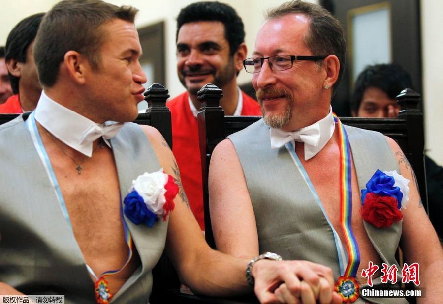 Геи из России сыграли свадьбу в Аргентине