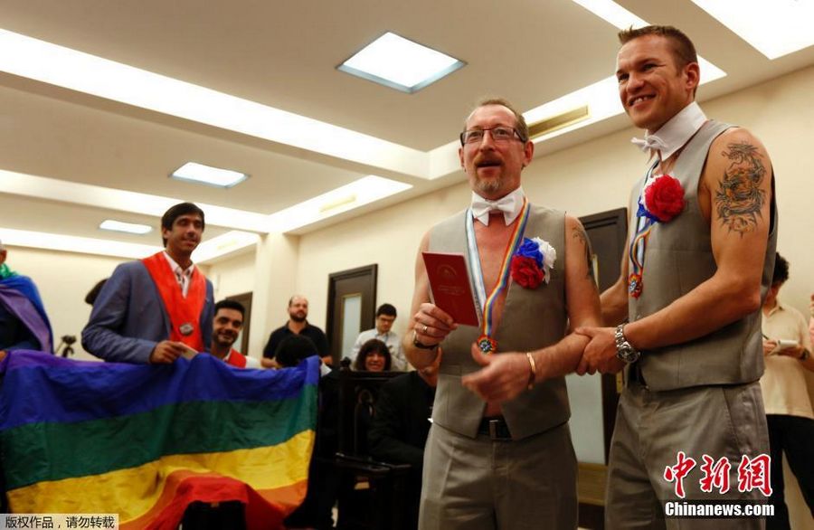 Как известно в Буэнос-Айресе однополые браки являются законными.