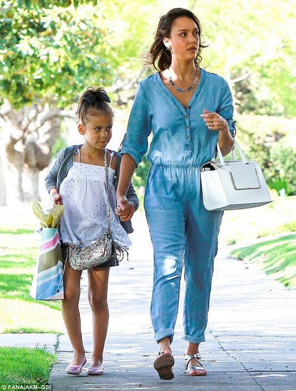 Фото: Модная Джессика Альба гуляет вместе с дочкой